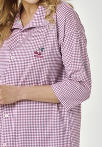 Różowo-biała koszula do piżamy w kratkę z kołnierzykiem, z rękawami do łokcia i haftowanym wzorem wisienek na piersi.