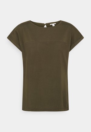 Top corto de color verde olivo, con cuello redondo y una ligera abertura en la parte posterior, hecho de una tela suave, de textura lisa y corte relajado.