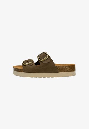 Bruine suede sandaal met twee verstelbare gespen, kurken voetbed en een witte rubberen zool, met een gestructureerde afwerking.