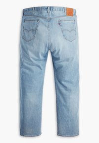 Jeans in denim azzurro chiaro con taglio dritto, dotati di due tasche posteriori e un'etichetta in pelle marrone sul girovita.