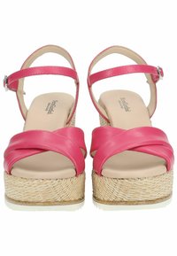 Sandali con zeppa in pelle rosa, con cinturini incrociati, suola in tessuto intrecciato naturale e una comoda soletta beige. Cinturino alla caviglia regolabile con fibbia in metallo.