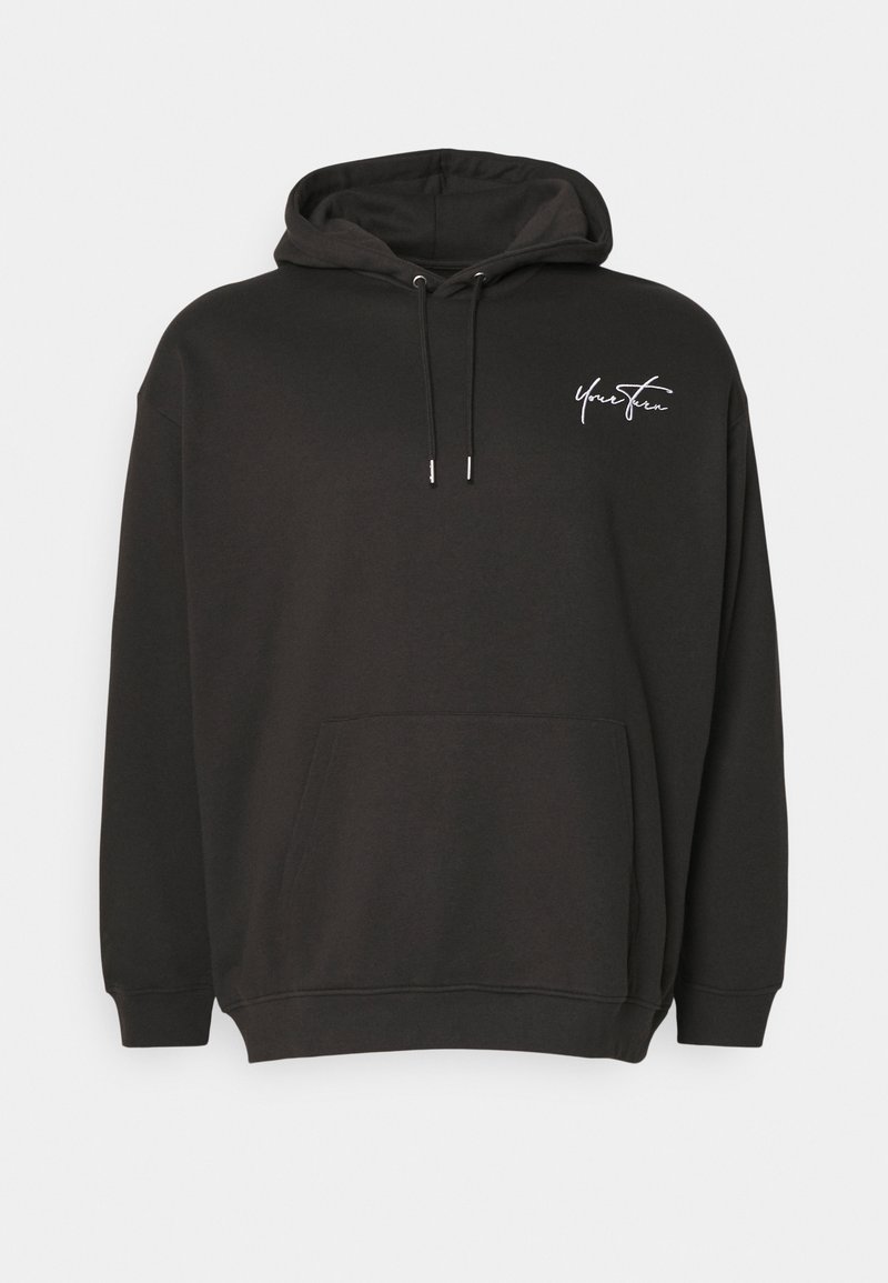 Felpa nera con cappuccio realizzata in tessuto morbido, dotata di tasca a marsupio, cappuccio con cordino e testo in bianco con firma sul lato sinistro superiore.