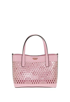 Roze leren Guess handtas met dubbele handgrepen en een geperforeerd rasterpatroon met bloemmotieven.