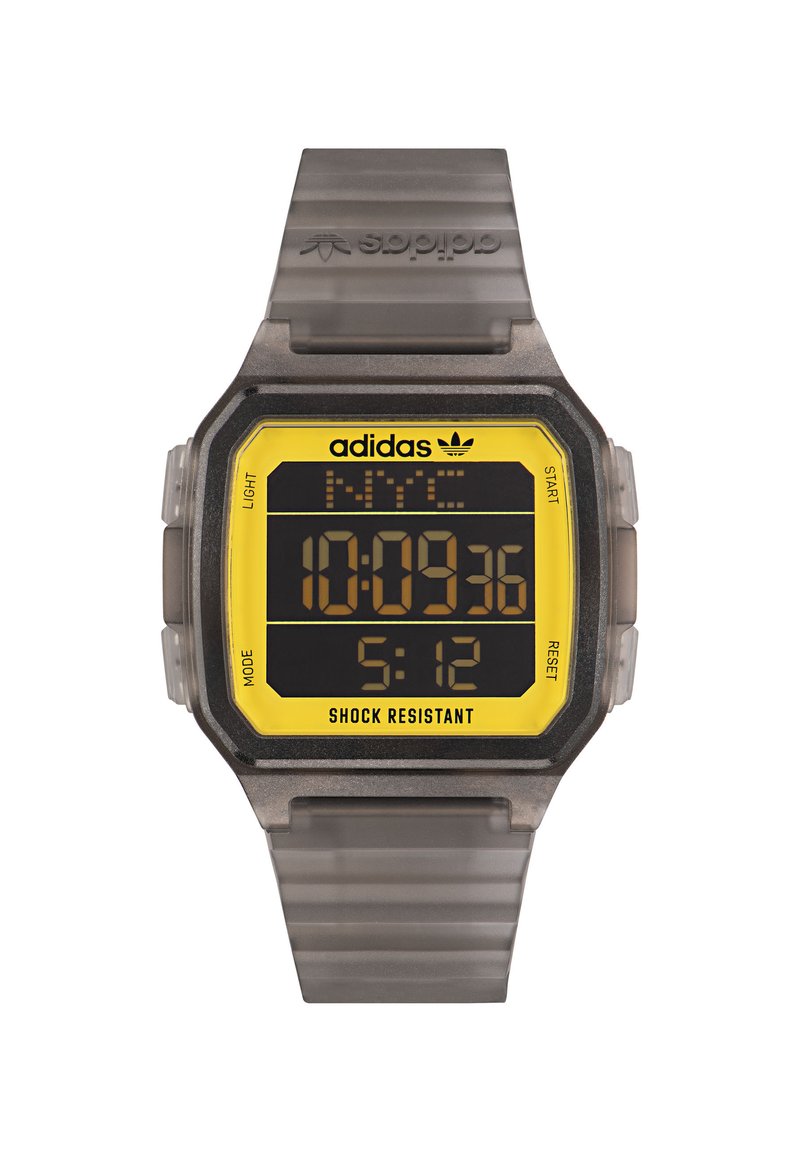 Montre numérique avec un bracelet transparent gris et un cadran rectangulaire jaune et noir. Ses caractéristiques incluent un boîtier résistant aux chocs et plusieurs boutons.