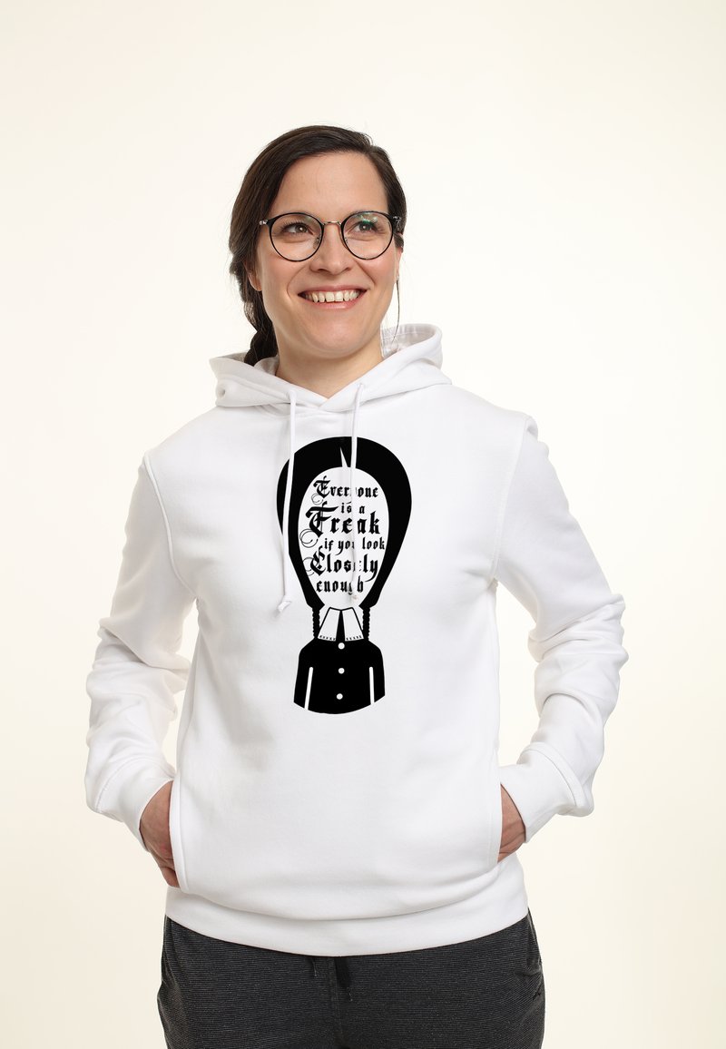 Weißer Hoodie mit schwarzem grafikdruck eines Heißluftballons sowie Text, Zugbänder und einer Kängurutasche. Weicher Stoff, lässige Passform.