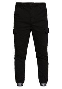 Svarta cargobyxor med flera sidofickor, elastiska muddar och en texturerad tyg. Har en märkeskjol med "SIKSILK" i vitt.