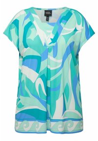 Blusa de manga corta en tejido ligero y fluido, con un diseño abstracto en tonos de verde azulado, azul claro y blanco. Cuello plano, corte holgado.