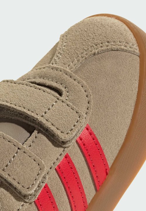 adidas SPORTSWEAR VL COURT 3.0 SHOES UNISEX - Zapatos de bebé - blanch cargo pure ruby gold metallic — photo 7