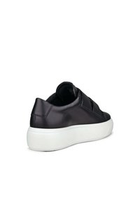 Sneaker neri in pelle con cinturini elastici, punta arrotondata e suola in gomma bianca con strisce testurizzate sui lati.