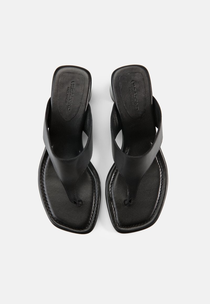 Schwarze Leder-String-Sandalen mit quadratischer Spitze und gepolstertem Fußbett, von oben auf weißem Hintergrund gezeigt.