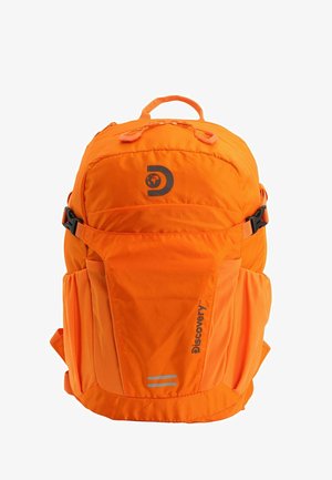 Orangenem Rucksack aus strukturiertem Stoff. Verfügt über schwarze Akzente, verstellbare Riemen, einen oberen Griff und ein Logo auf der Vorderseite.