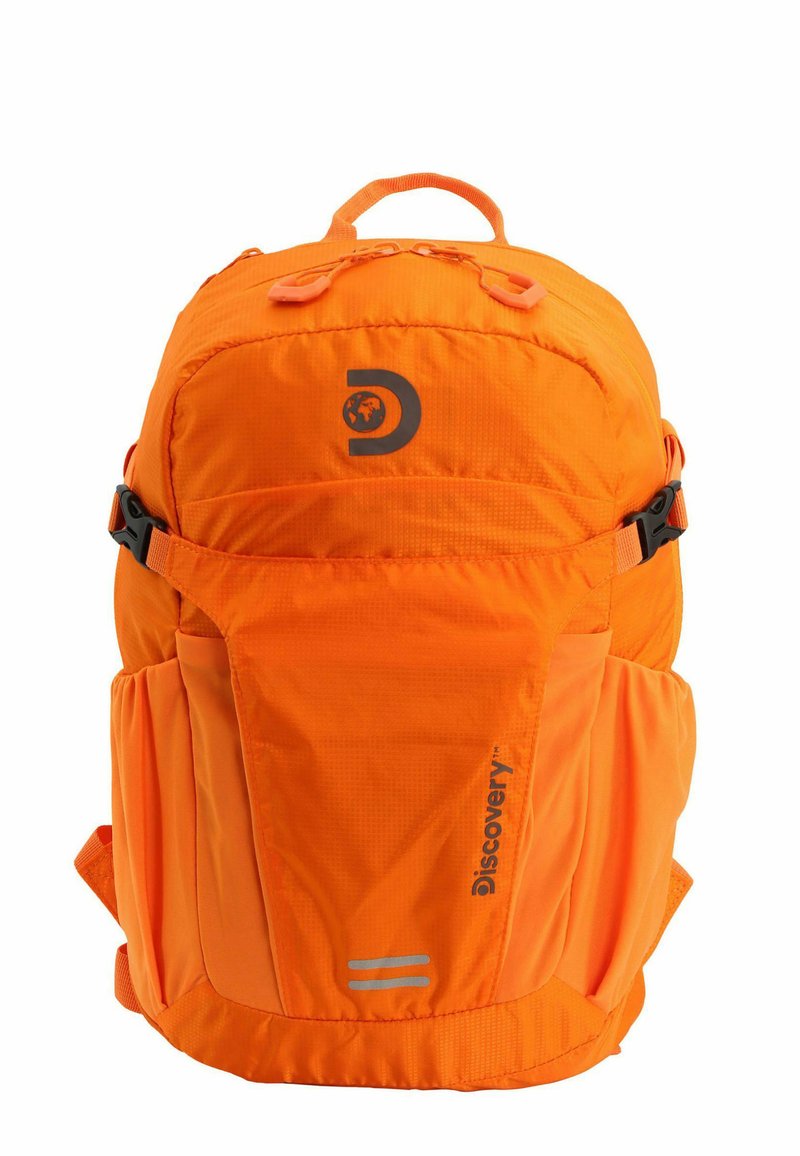 Mochila naranja con una tela texturizada. Presenta detalles en negro, correas ajustables, un asa en la parte superior y un logotipo en el panel frontal.