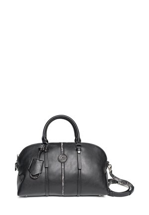 Borsa a tracolla in pelle nera con manici arrotondati, chiusura con zip e tracolla rimovibile. Presenta cuciture verticali e un accento con logo.