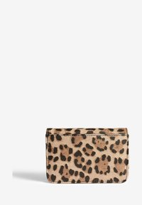 Kartenhalter mit Leopardenmuster; aus strukturiertem Material, rechteckige Form, sandfarbener Hintergrund mit schwarzen Flecken, gegebene Kanten, minimalistisches Design.
