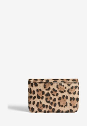 Novčanik za kartice s uzorkom leoparda; izrađen od teksturiranog materijala, pravokutnog oblika, smeđa pozadina s crnim mrljama, završeni rubovi, minimalistički dizajn.
