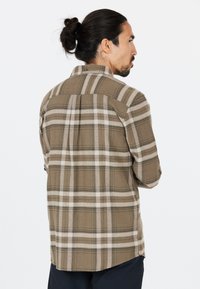 Bruine en beige geruite blouse van gestructureerde stof, met een button-down kraag en opgerolde mouwen, en een recht afgesneden zoom.