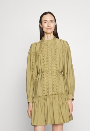 Krátke rukávy, khaki šaty s vysokým golierom, čipkovými detailami, zapínaním na gombíky a nariadenou sukňou. Vyrobené z ľahkej, textúrovanej tkaniny.