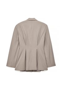 Blazer beige con diseño estructurado, que cuenta con solapa con muesca, mangas largas y pliegues en la parte posterior para caída y movimiento.