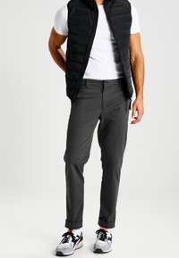 Pier One Weste - black