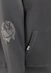 Donkergrijze sweatshirt met een voorzak, voorzien van een gestructureerde zilveren graphic op de mouw. Zachte stof met geribde manchetten en onderrand.