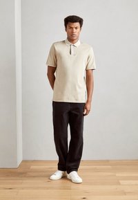 Antony Morato REGULAR FIT WITH MATT FOAM LOGO PRINT - Polo - sand