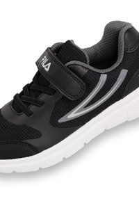 Scarpe da ginnastica nere con una tomaia in mesh texturizzato, dettagli in pelle, una fascia in velcro e una suola in gomma bianca con scanalature per la traizione.