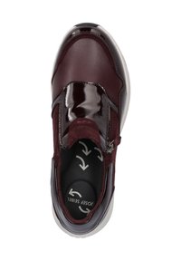 Bordowe skórzane buty slip-on z błyszczącymi akcentami, miękką zamszową wstawką, elastycznymi bokami ułatwiającymi zakładanie oraz wyściółką z poduszką z motywem strzałek.