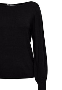 Maglione nero a maglia con scollatura ampia, maniche lunghe e vestibilità rilassata. La texture è morbida con una leggera lucentezza.