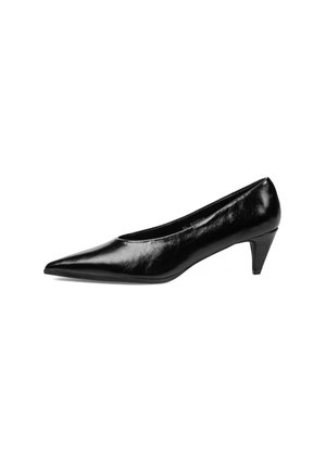 Zapato de vestir femenino de piel negra con tacón bajo, puntera puntiaguda y acabado liso y brillante, mostrado de perfil sobre fondo blanco.