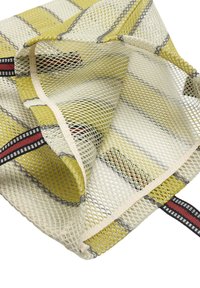 Siatkowa torba w żółto-szary paskowany wzór, z kremowym wykończeniem i akcentującym paskiem w kolorze czarnym/czerwonym, charakteryzująca się lekką i elastyczną teksturą.