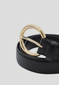 Ceinture en cuir noir avec un motif crocodile, dotée d'une boucle en métal doré de forme circulaire et d'une finition de sangle lisse.