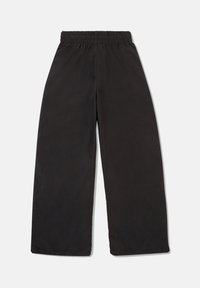 Zwarte wijde broek van lichtgewicht stof, met een elastische tailleband en een gladde, matte textuur. Geen zichtbare patronen of accenten.