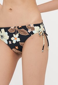Kwiatowe majtki bikini w kolorze czarnym, z dużymi jasnoniebieskimi i pomarańczowymi kwiatami, liśćmi oraz regulowanymi sznureczkami po bokach z białymi koralikami.