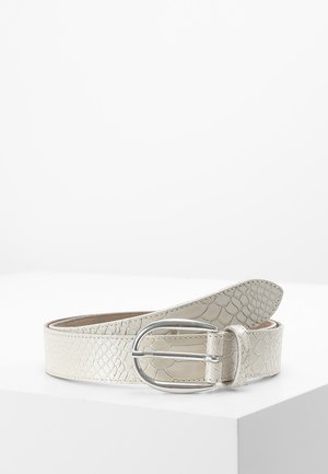 Witte riem van getextureerd leer met een zilveren ovale gesp, opgerold op een wit oppervlak tegen een effen witte achtergrond.