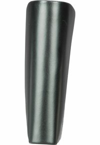 Objet en plastique noir en forme de cône avec une surface texturée, s'effilant vers la base. Sommet lisse et bord légèrement courbe.