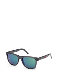 Occhiali da sole in plastica nera con lenti verde scuro. Presentano un design elegante con aste dritte e strisce di accento rosse e blu sulle braccia.