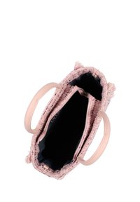 Borsa a tracolla in tweed rosa con tessuto testurizzato, manici in pelle e chiusura a zip. L'interno è scuro con un'apertura ampia.