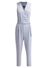 Combinaison sans manches gris clair avec un devant croisé, une taille ceinturée, des jambes fuselées et une texture de tissu lisse. Sans poches ni motifs.