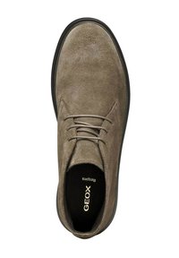 Scarpa stringata in camoscio color marrone chiaro con punta arrotondata, suola in gomma nera e collarino imbottito. Interno con marchio "GEOX Respira".