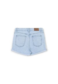 Shorts in denim azzurro chiaro con orlo arrotolato, dotati di due tasche posteriori e una patch in pelle marrone in vita. Tessuto testurizzato.