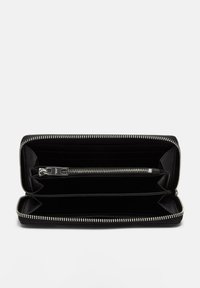 Schwarze Lederbörse mit einem Rundum-Reißverschluss. Verfügt über mehrere Kartenfächer, ein zentrales Reißverschlussfach und ein glattes Innenfutter.