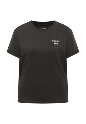 Tricou negru cu mâneci scurte, cu decolteu rotund și mic logo alb "Mustang Jeans" cu buze roșii pe partea stângă a pieptului.