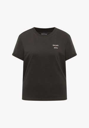 Juoda trumpomis rankovėmis marškinėliai su apvalia iškirpte ir mažu baltu „Mustang Jeans“ logotipu su raudonomis lūpomis kairėje krūtinės pusėje.