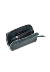 Portafoglio in pelle verde scuro aperto, con più scomparti e una cerniera argentata, su sfondo bianco.