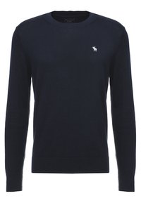 Granatowy sweter z okrągłym dekoltem wykonany z miękkiego materiału, z długimi rękawami i małym białym logo na piersi. Klasyczny, dopasowany krój.