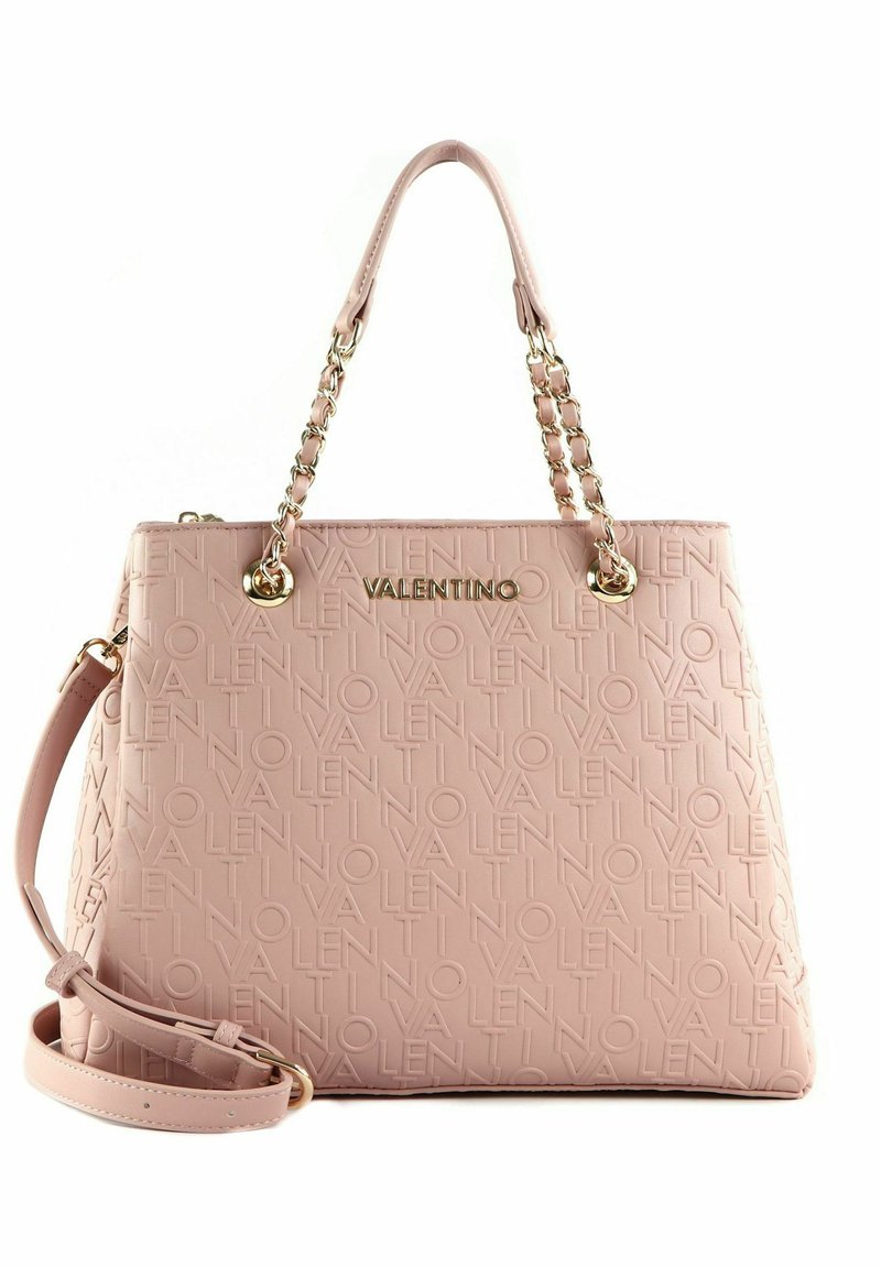 Bolso de mano rosa claro con el logo "Valentino" en relieve, asas de cadena dual y de cuero, correa desmontable y una forma estructurada. Textura suave.