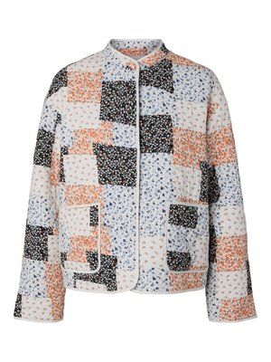 Veste matelassée avec un design patchwork aux motifs floraux en bleu, orange, noir et blanc. Comprend deux poches avant et un col rond.