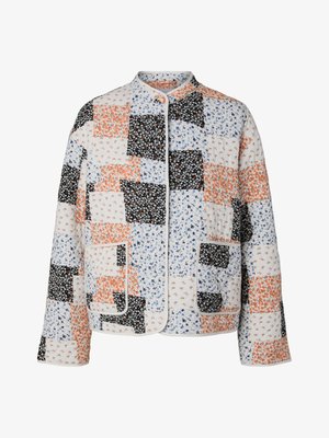 Veste matelassée avec un design patchwork aux motifs floraux en bleu, orange, noir et blanc. Comprend deux poches avant et un col rond.