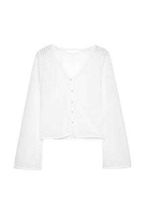 Cardigan court blanc avec des manches longues, un col en V, un motif tricoté texturé et cinq boutons à l'avant. Matériau léger.
