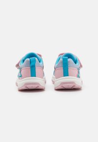 Vista posteriore di scarpe sportive con tomaia in mesh rosa e blu, suola in gomma bianca e cinturino regolabile. Presentano un design testurizzato e un occhiello sul tallone.